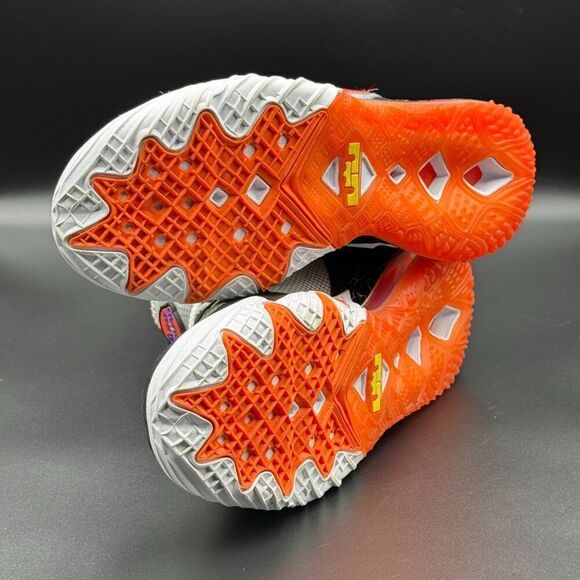 Nike Space Jam x LeBron 18 Low 'Sylvester x Tweety' - Picture 7 of 9